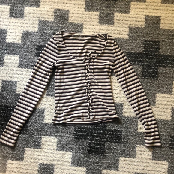 Long sleeve tight shirt with tie front - Picture 1 of 3